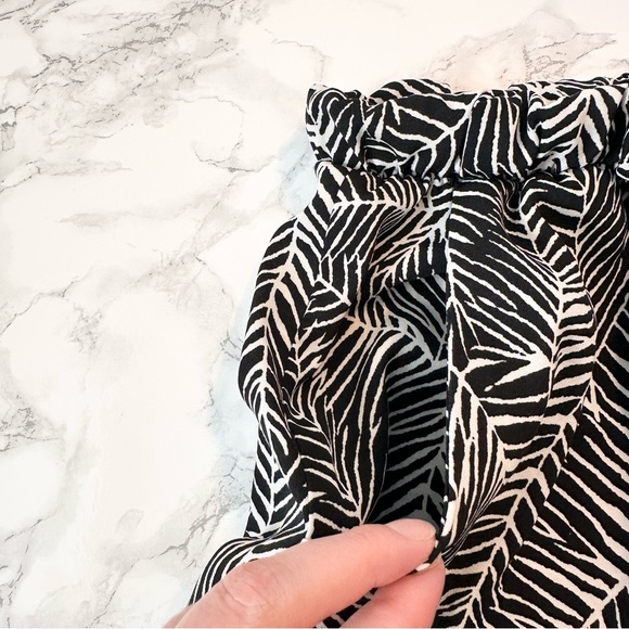 Fab’rik | Black & White Loose Flowy Shorts - Picture 9 of 10